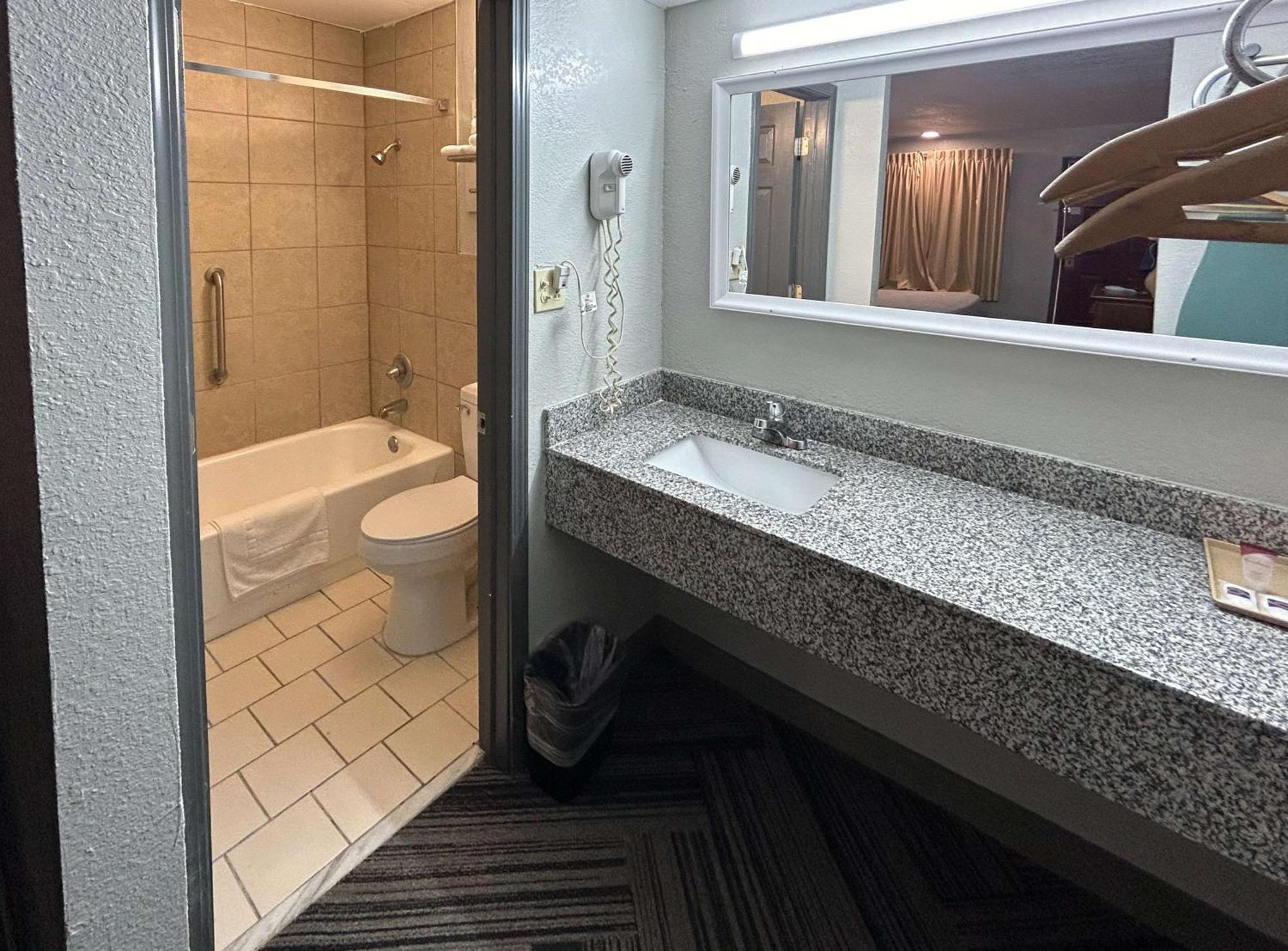 Motel 6 Ada Ok Экстерьер фото